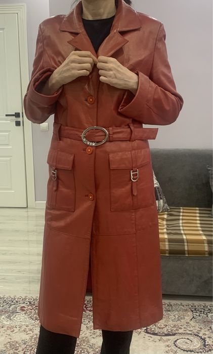 Красный плащ из натуральной кожи