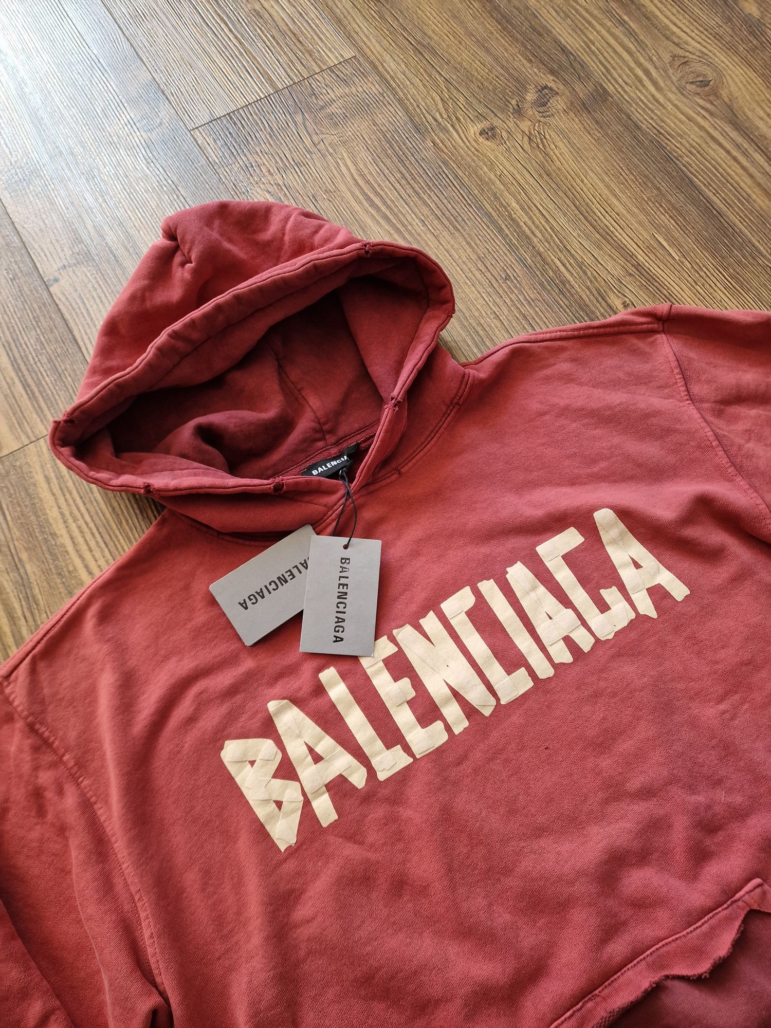 Страхотен мъжки суитчър BALENCIAGA размер M L XL 2XL 3XL 



Страхот