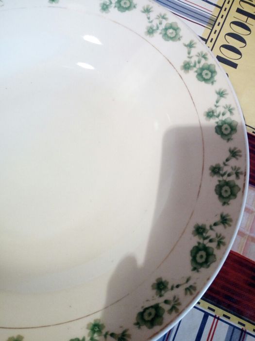 Большие тарелки, блюда.