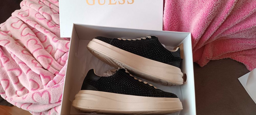 Обувки Guess Elbina