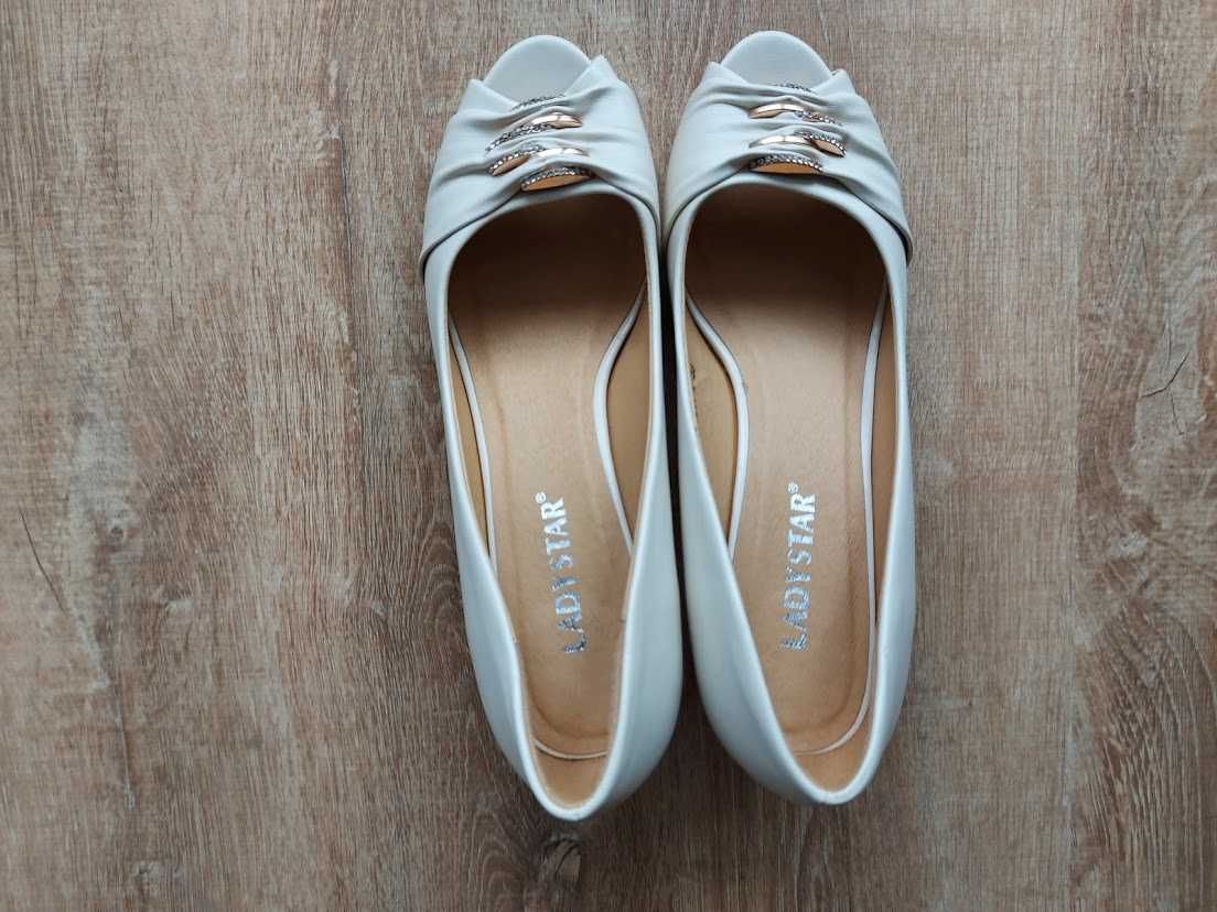 Чисто нови необувани официални бели обувки в оригиналната кутия