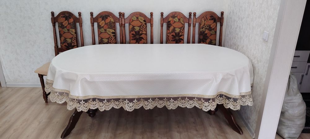 Стол, стуля, скатерть