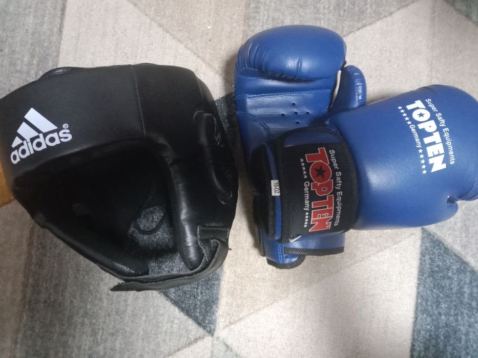 Боксерские перчатки и шлем