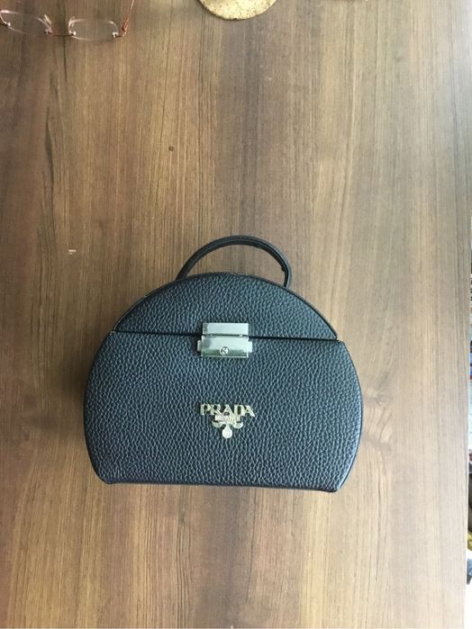 Cutie bijuterii prada