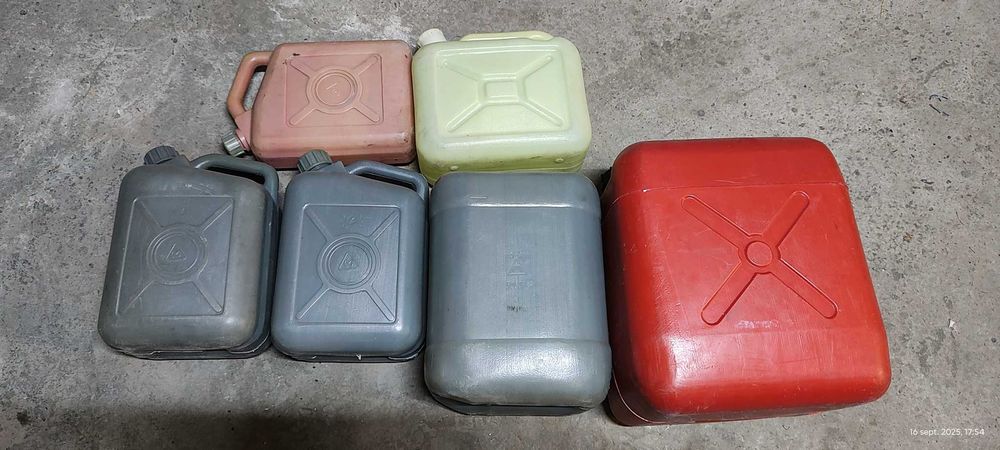 Vand 6 bidoane din plastic, de 3L,5L,10L, 20L, curate, toate la 50 lei