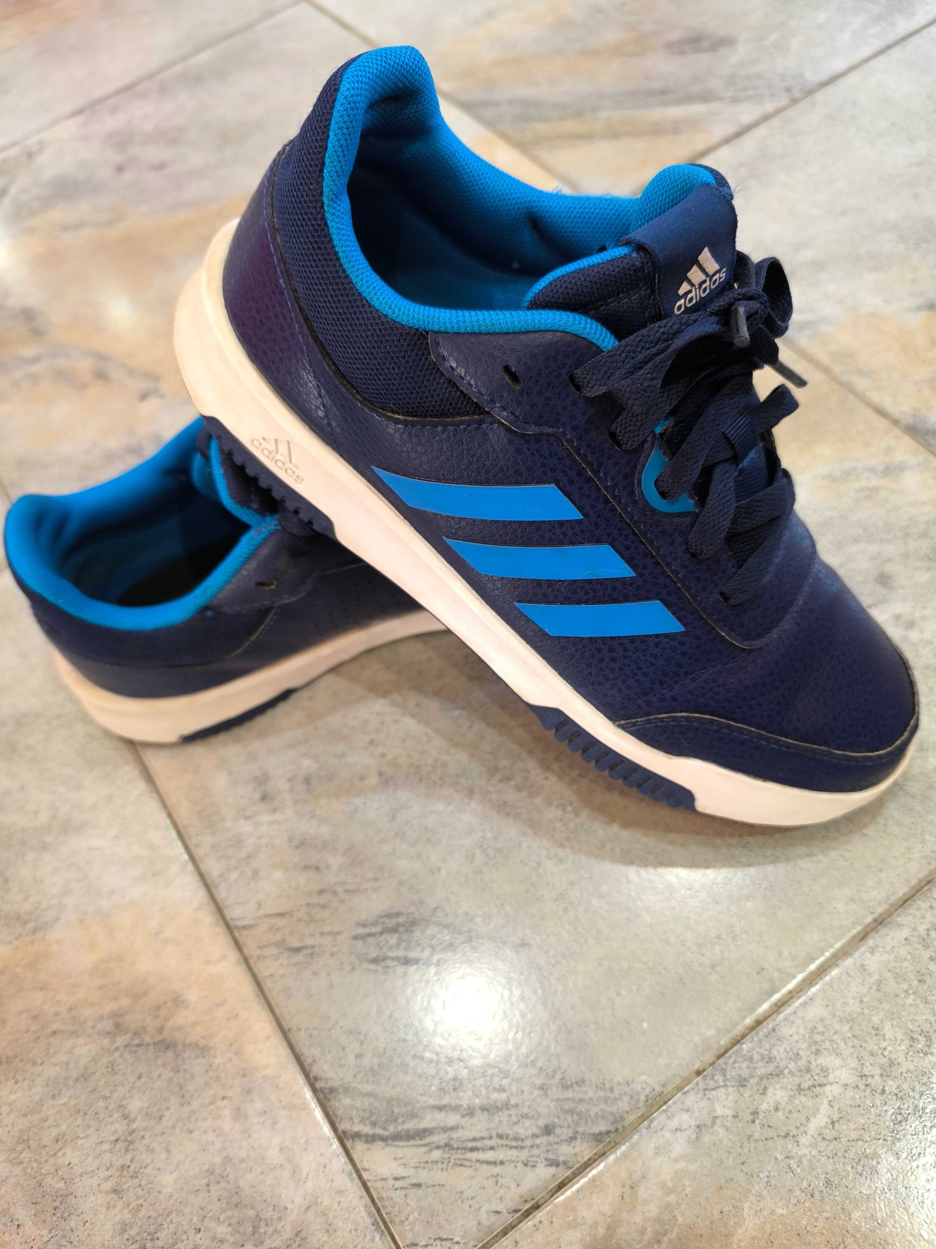 Маратонки Nike, Adidas