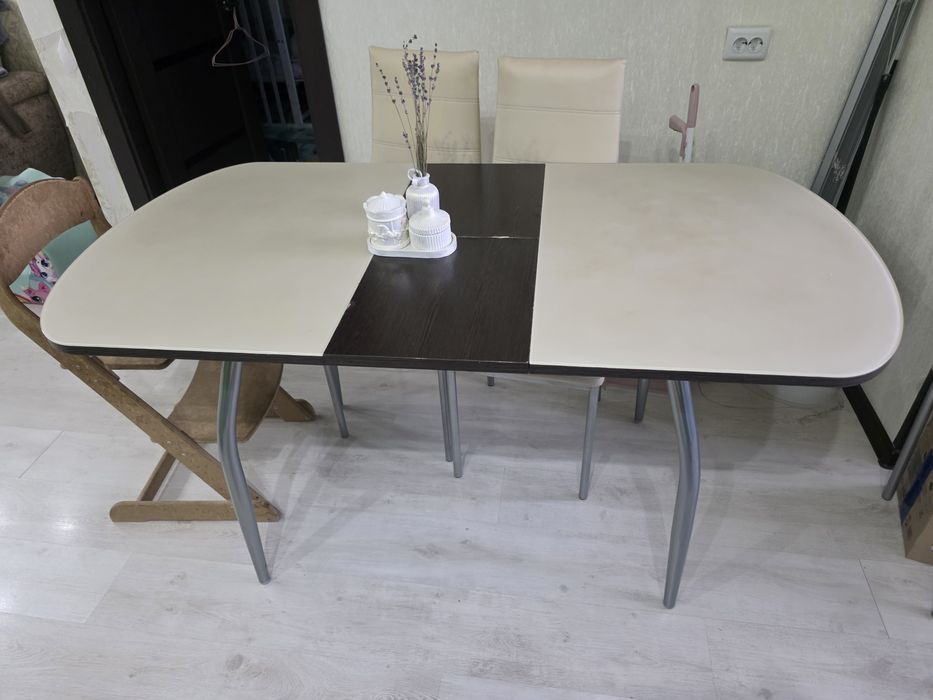 Продаю обеденный стол