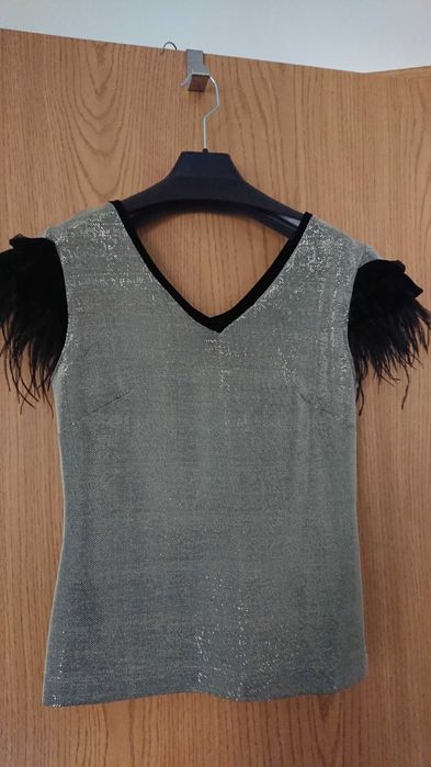 Top cu decolteu in V si umeri accesorizati cu pene