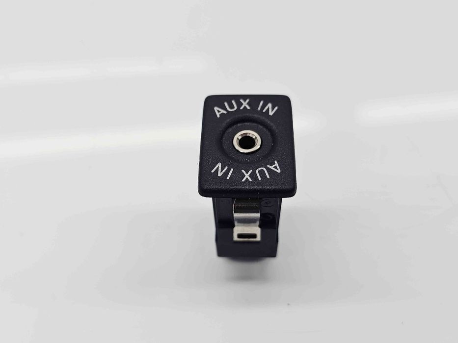 Conector auxiliar USB Volkswagen Golf 6 (5K1) [Fabr 2009-2013] OEM