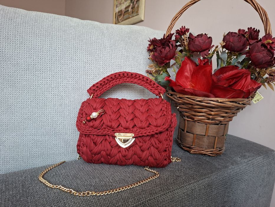 Червена чанта макарон