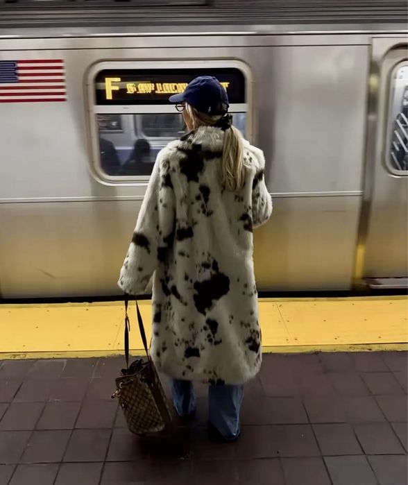 Палто от косъм с принт кравичка