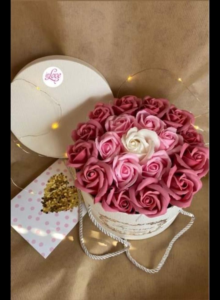 Кутия с рози вечни. Подарък за Св . Валентин , р . Ден , имен ден