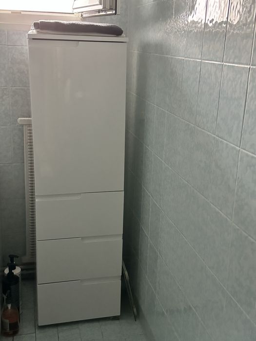 Dulap de baie cu 2 rafturi si 3 sertare in stare f buna, 135 cm