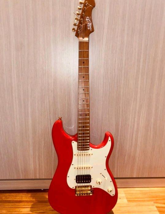 Электрогитара б/у в отличном состоянии.