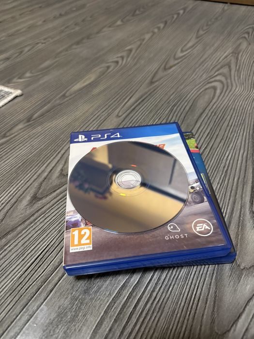 ps4 pro  със джойстик един  и със 3 игри