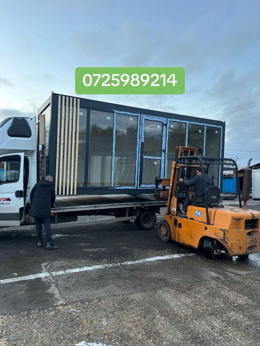 Container modular cu riflaj de lemn si fatada vitrata vitrina gri antr