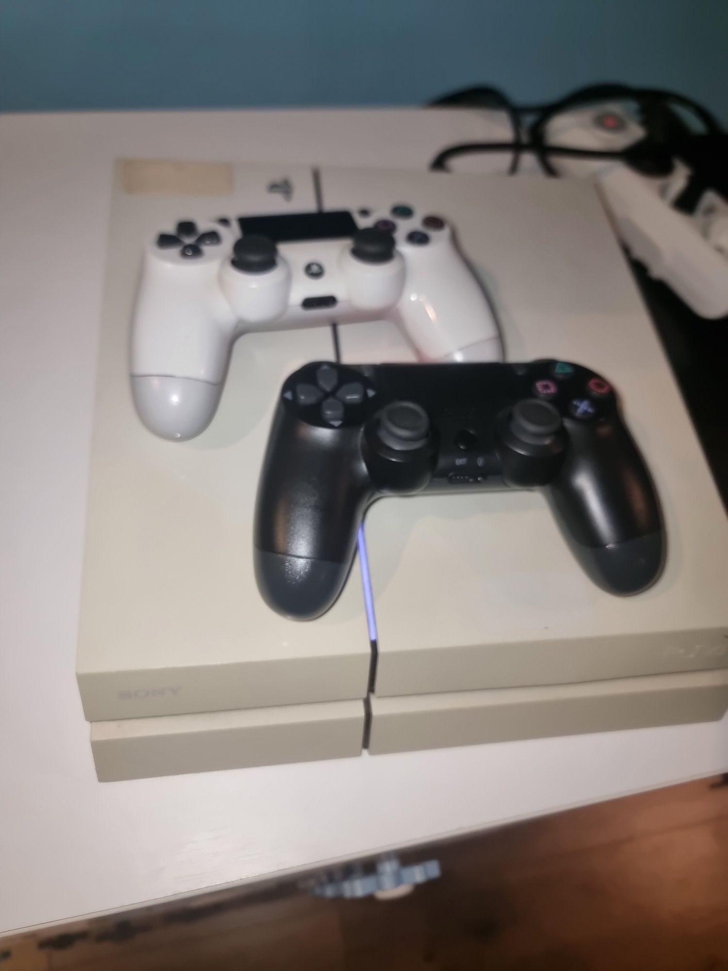 Конзола Playstation 4 с два джойстика