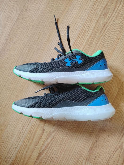 Adidași Adidas și Skechers purtați