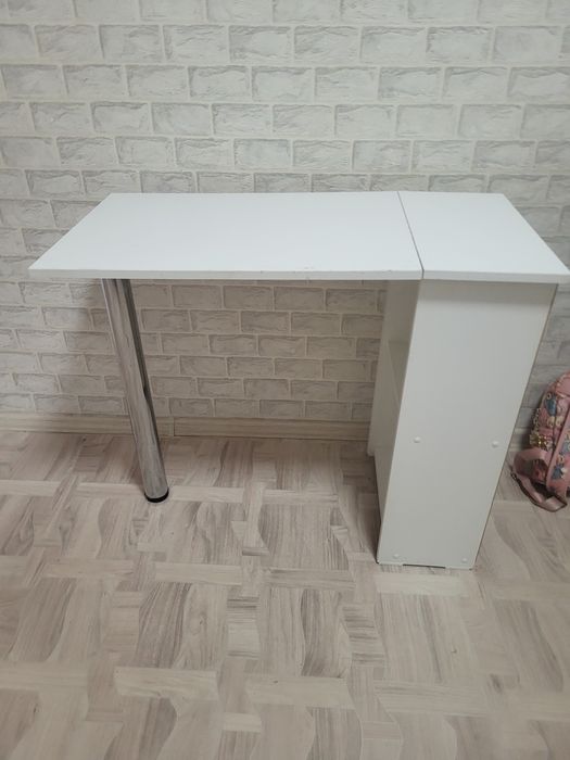 Продам стол белый