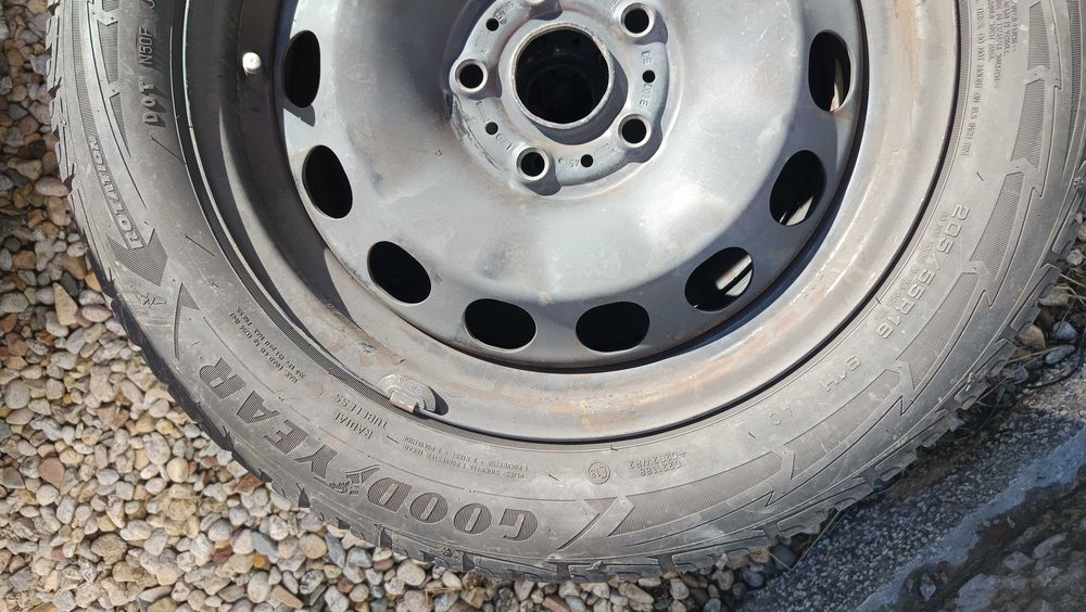 Продавам 4 бр гуми с джанти зимни 205/55/16 91H DOT4320 и DOT3524