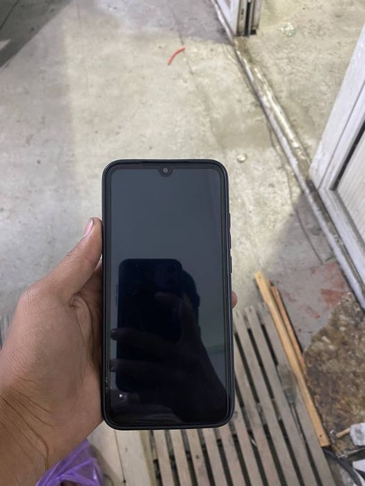 Redmi 7 sotiladi holati ideal aybi yu xotira 2/32 batarekasi 2kunga ye