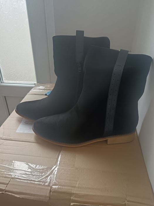 Bună ziua vând ghete dama mărimea 40