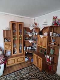 Продам мебельный уголок со шкафами и полками