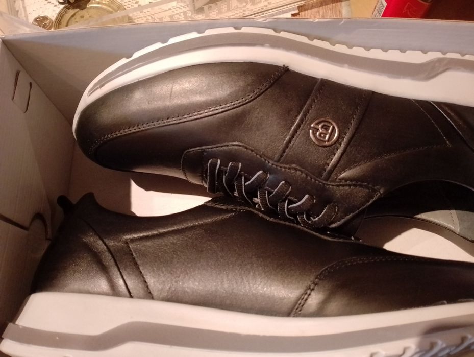 Продавам спортни обувки