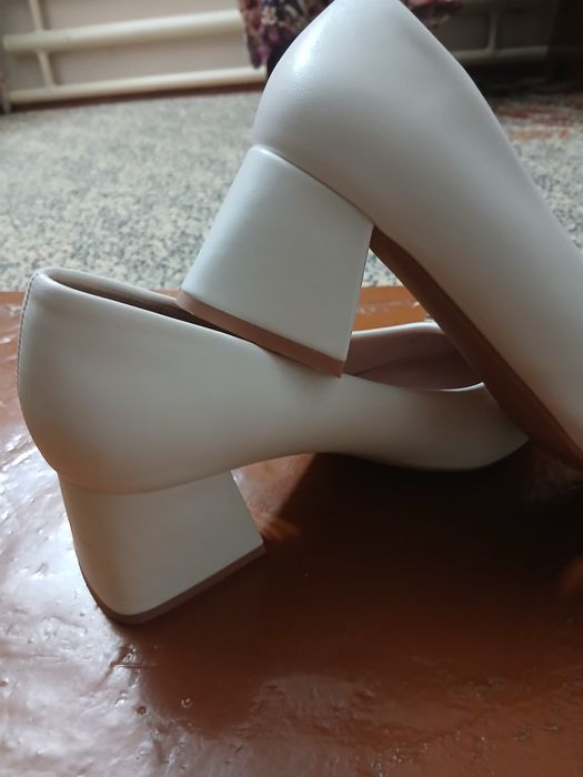 Белые туфли с каблуком