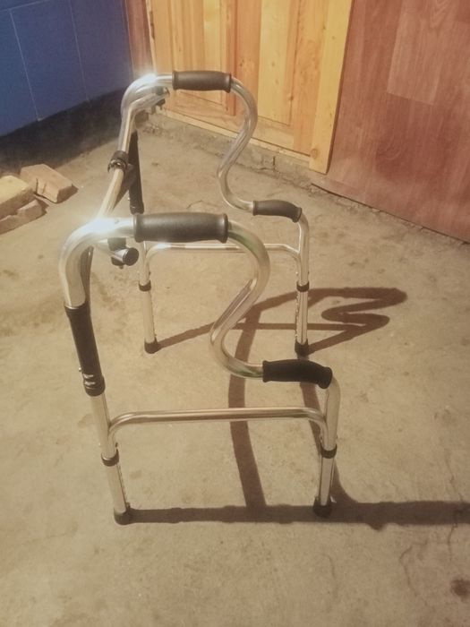 Продам инвалидную коляску костыли