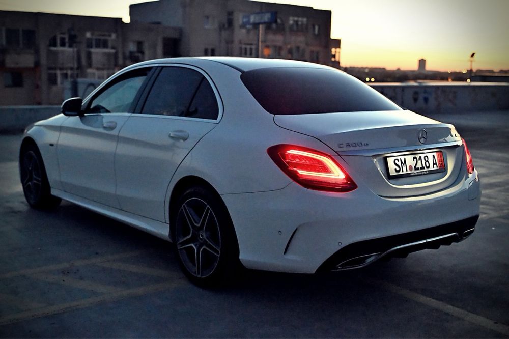 Mercedes-Benz C300e 4MATIC Plug-in Hybrid AMG Line 0 Daune 320cp 2021