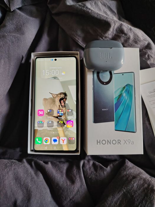 Honor x9a с наушниками