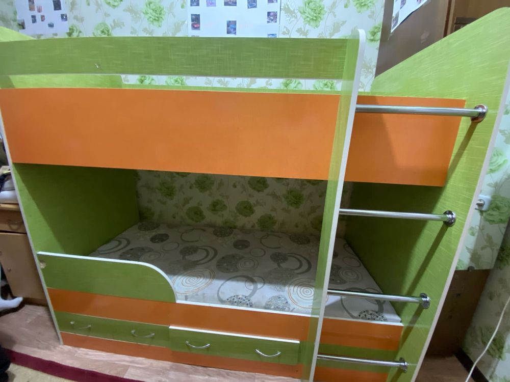 Продаю детскую мебель, кровать и рабочий стол