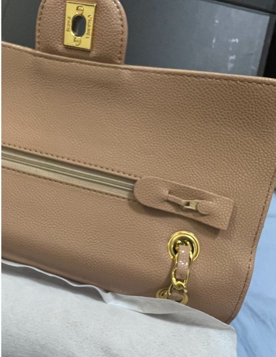 Кожена бежова чанта chanel