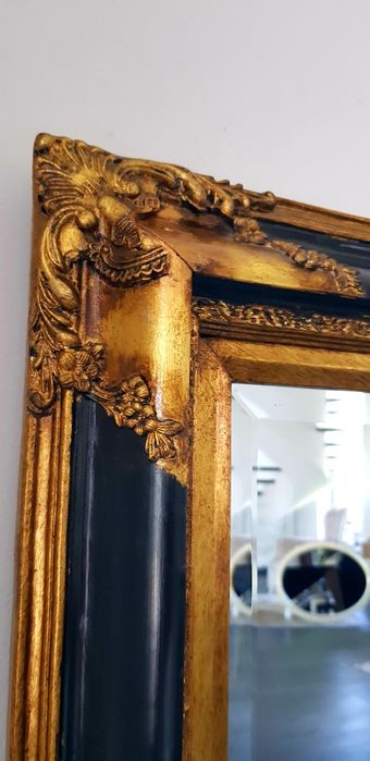 Oglindă veche cu ramă din lemn masiv