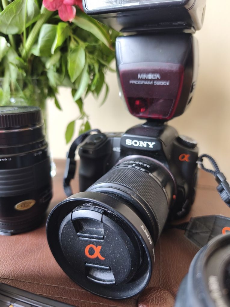 Vind aparat Sony a200 cu 4 obiective