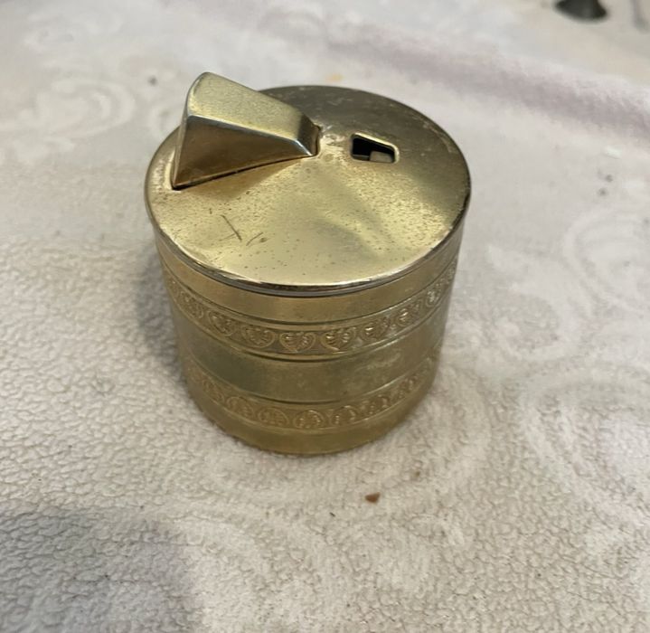 Продавам антична запалка