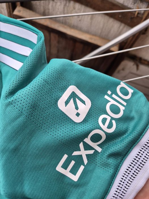 Фланелка на Ливърпул 25/26 ХЛ с името на Райън Гравенберх.