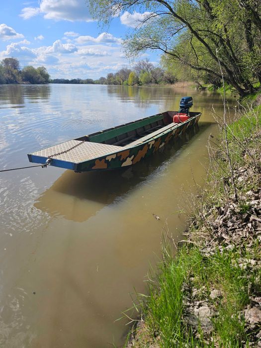 De vanzare barca cu motor si peridoc!