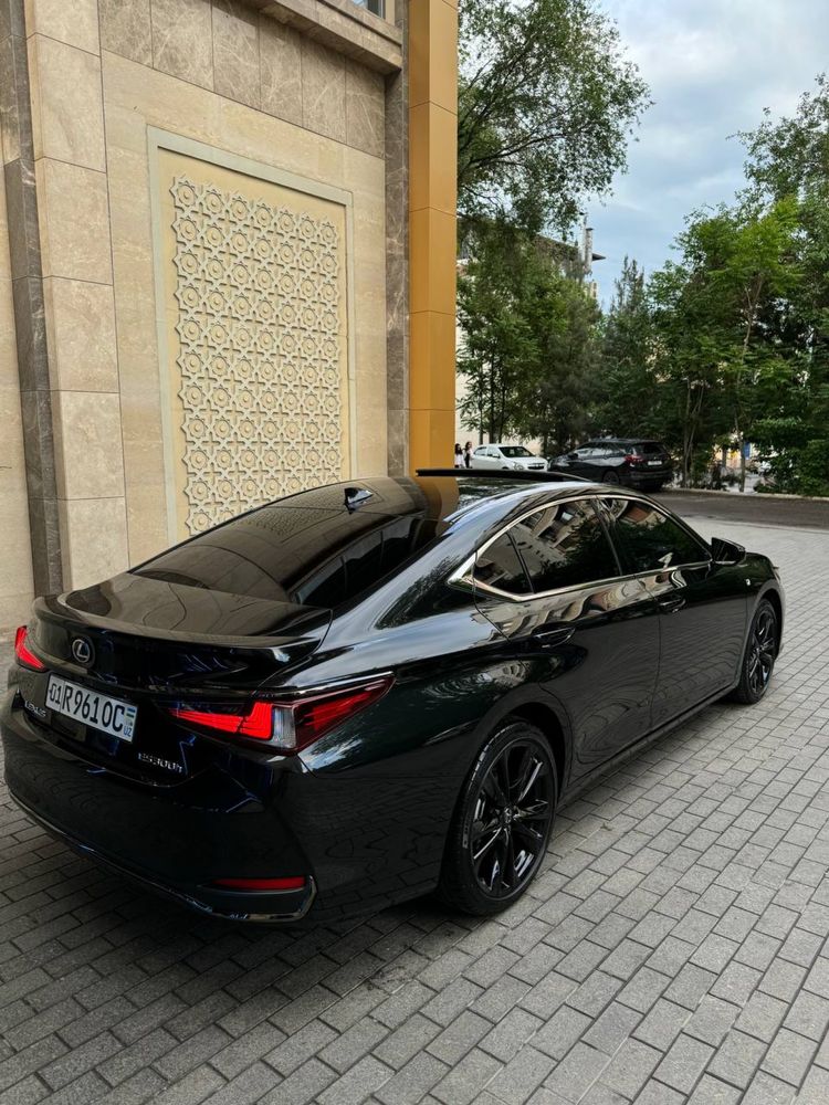 Lexus ES 300 Hybrid F sport 2023 год