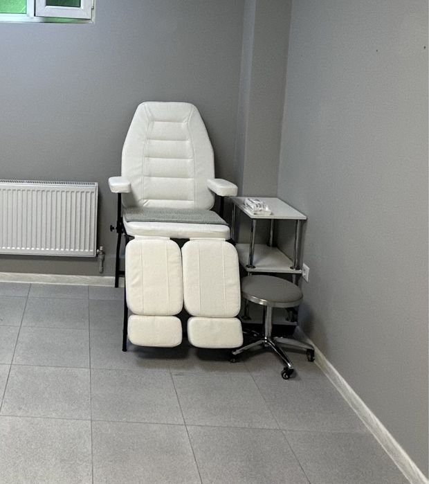 Педикюрное кресло, помощник и стул мастера