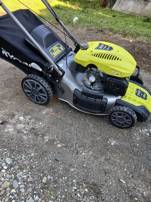 Vând mașina de tuns iarba Ryobi