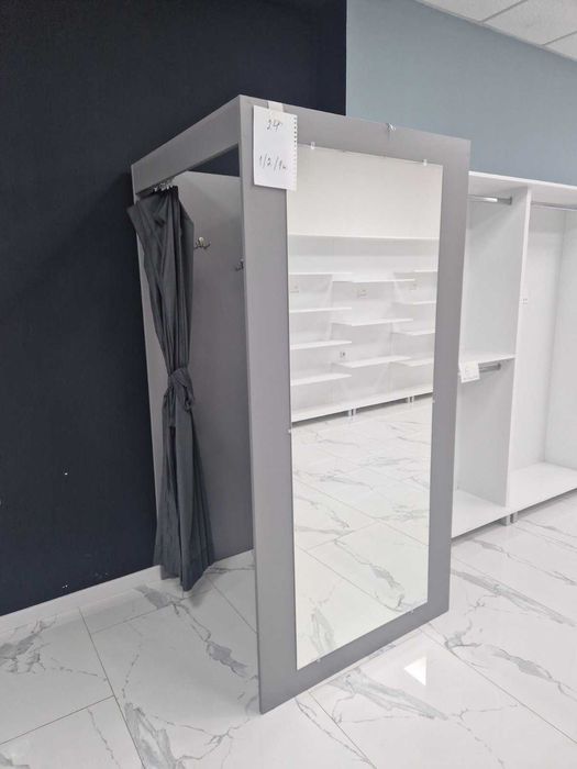 Гардеробна и пирамидален стелаж за магазин