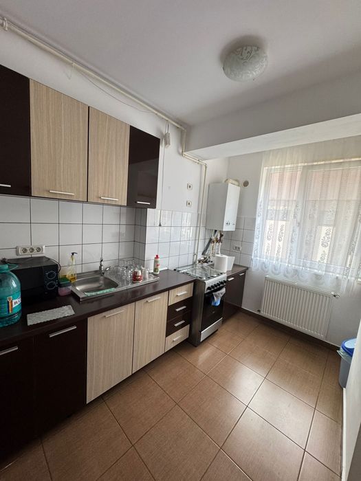 Închiriez apartament cu 3 camere