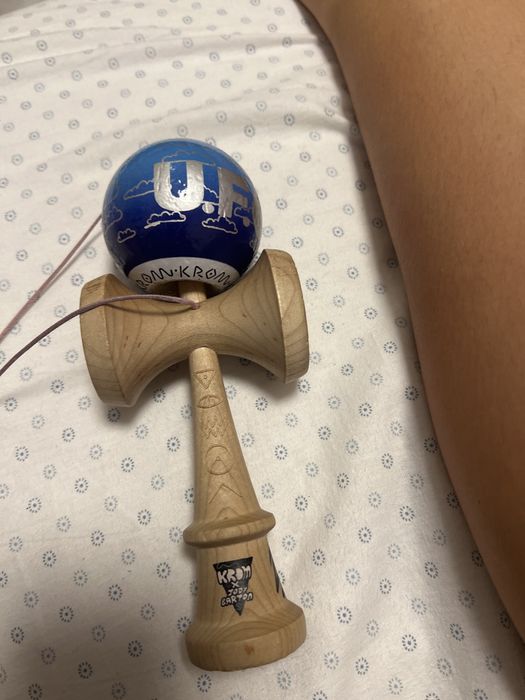 Vand kendama ufo semnata de echipa sweets kendama