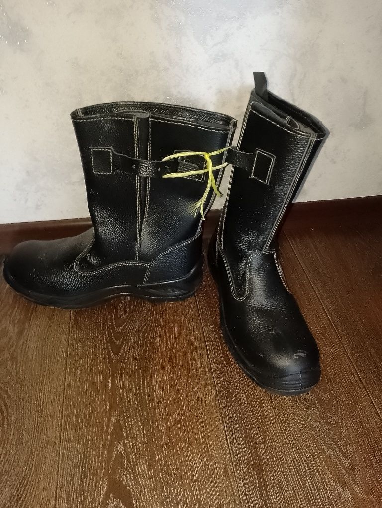 Продам спец обувь
