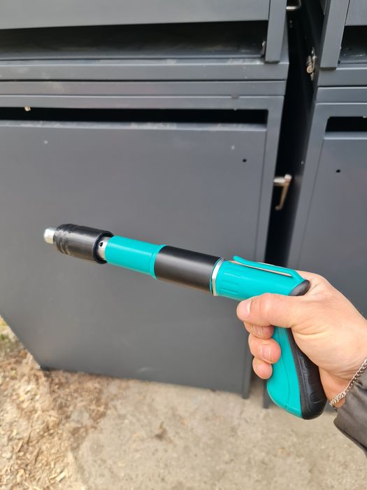 Pistol cuie cu pirotehnice