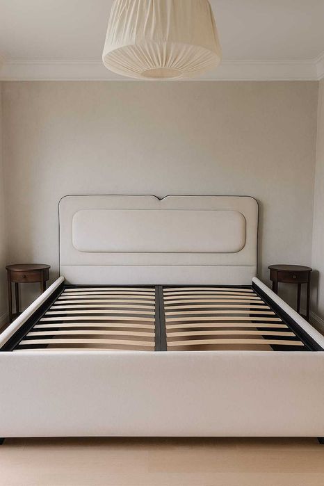 Pat tapitat cu lada de depozitare