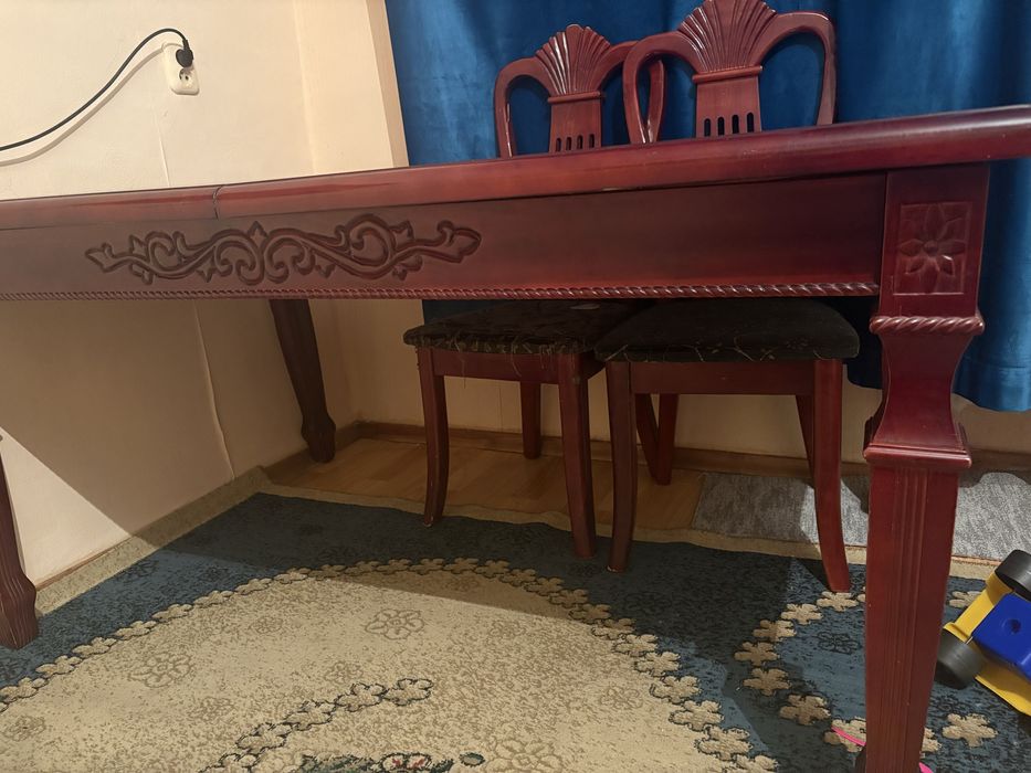 Продаетс стол со стульями