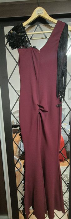 Rochie de seară lungă, de culoare vișinie, cu aplicații